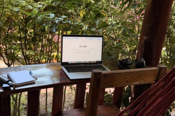 Travailler depuis Minorque : comment j&rsquo;ai construit une activité 100% à distance